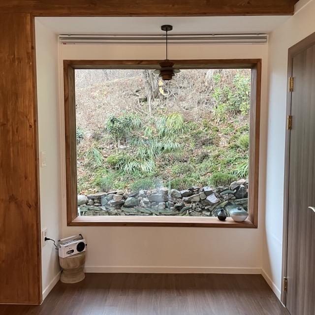 뒷동산을 바라볼 수 있는 통창