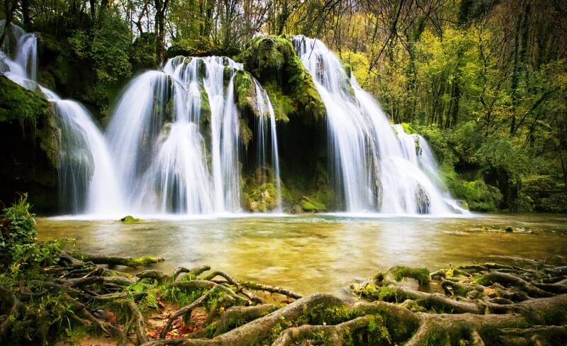 폭포가-떨어지는-계곡