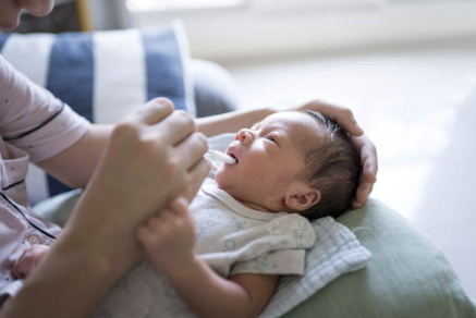 아기 치아 관리하는 모습 이미지