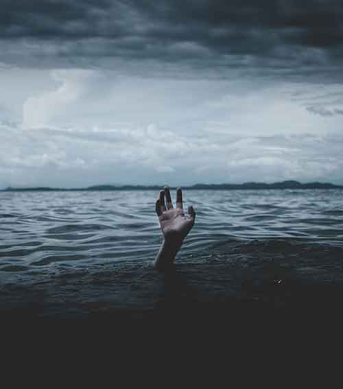 물에 가라앉는 장면