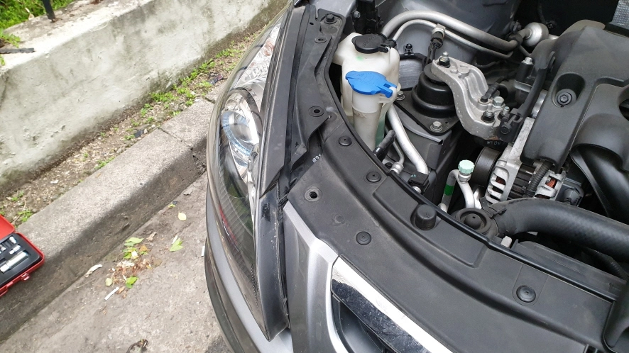 빠져나온 헤드라이트 본체 모습