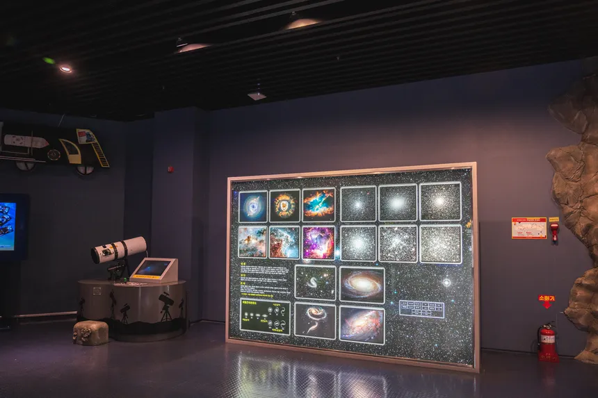 햇살 가득한 잔디 언덕과 감성적인 산책로가 어우러진 제주별빛누리공원의 전경