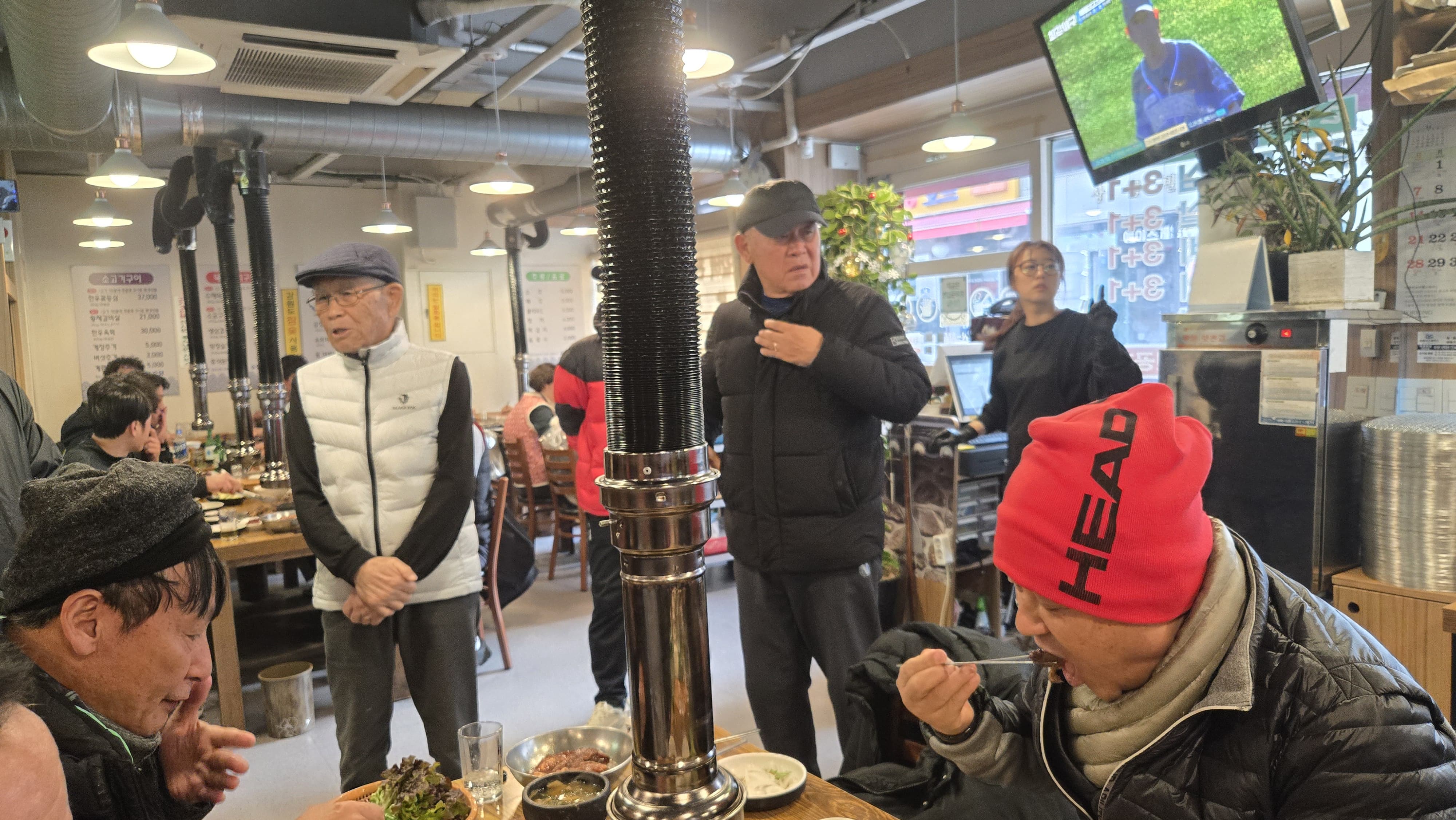 젊은 시절 함께 뛰고 웃고 이야기했던 시간들이 마치 어제 일처럼 느껴집니다.(난우축구회 4회를 연임하신 김세환 고문님)
