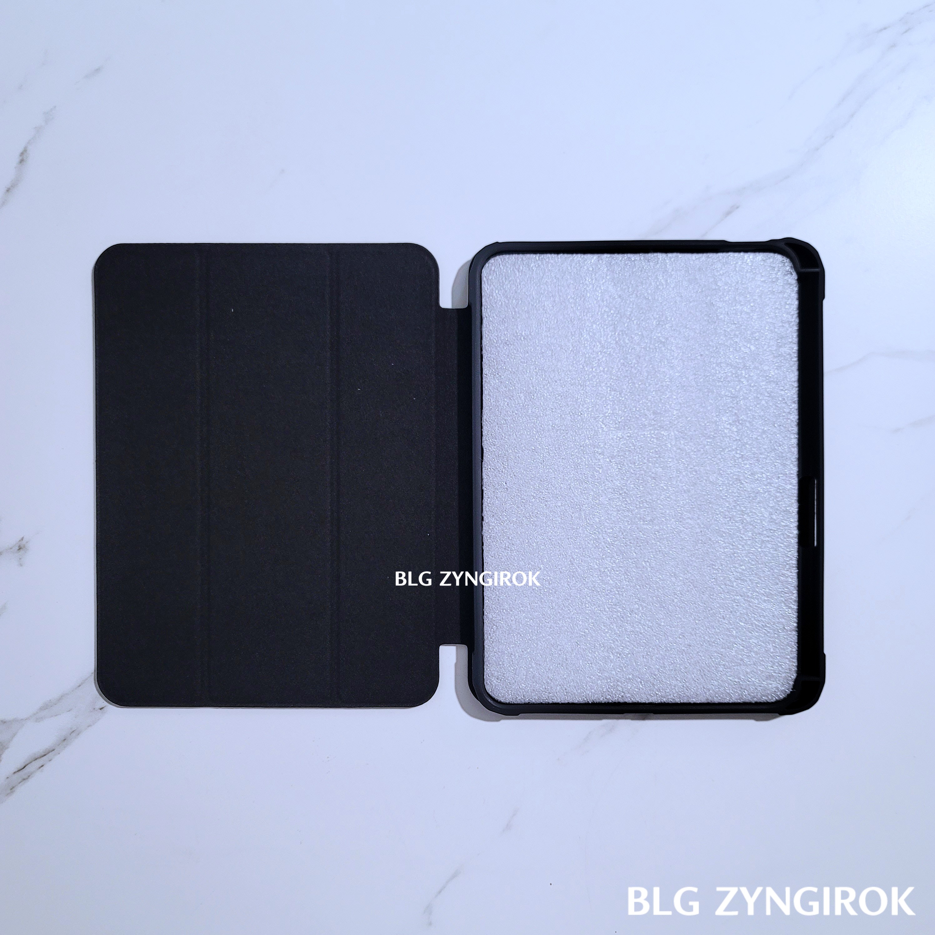 VISBYH 아이패드 미니6 폴리오 케이스에 기본 케이스가 장착된 모습이다. 내부에 스펀지가 끼어져 있다.