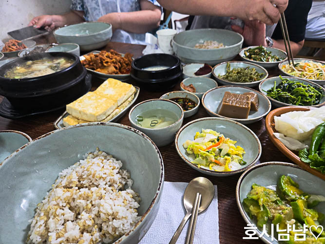 보리밥에 나물 넣고 비비기 직전 모습