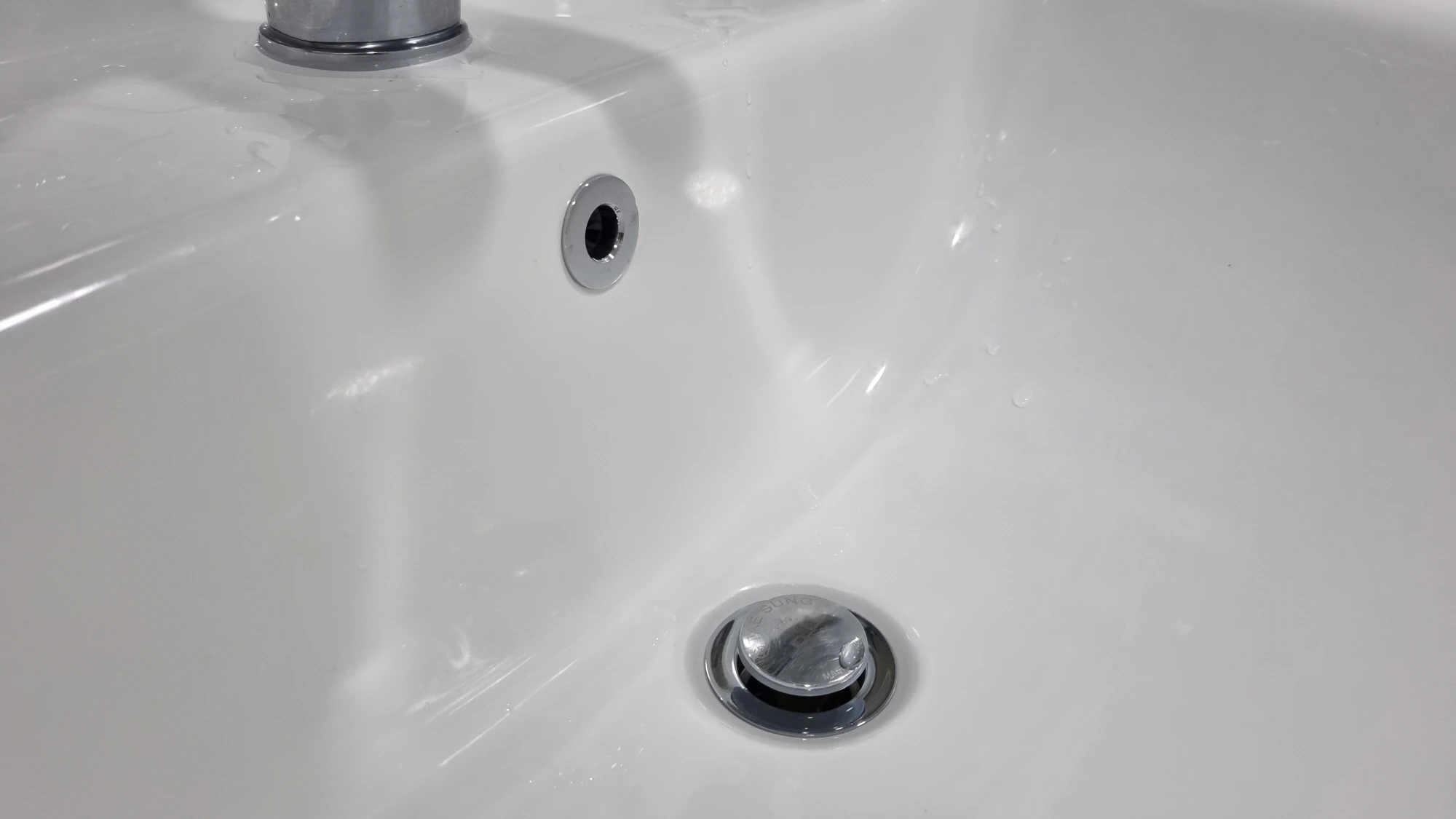 세면대 오버홀 캡 끼운 모습