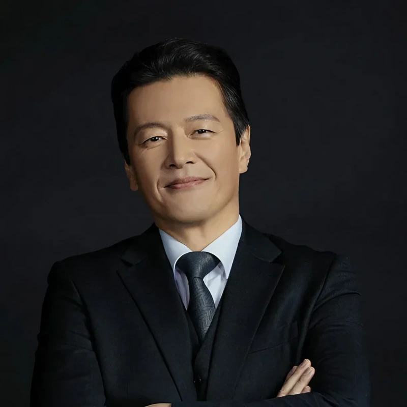 피도 눈물도 없이에서 머리를 올린 윤이철을 연기하는 배우 정찬