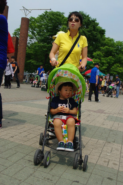 유모차에 앉은 아이