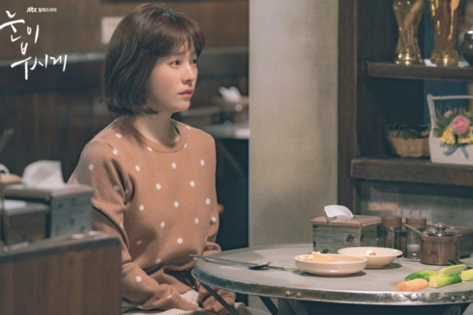 응시하는-한지민