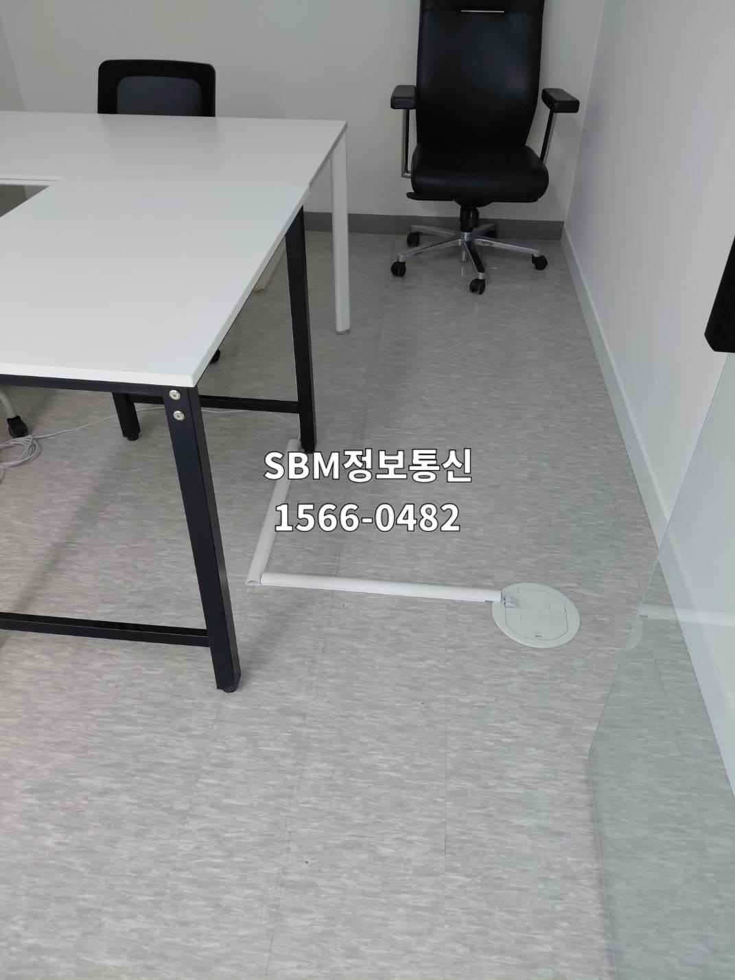 [현장 사진 4] 넓은 동선을 횡단하는 정밀한 L자 몰딩 마감