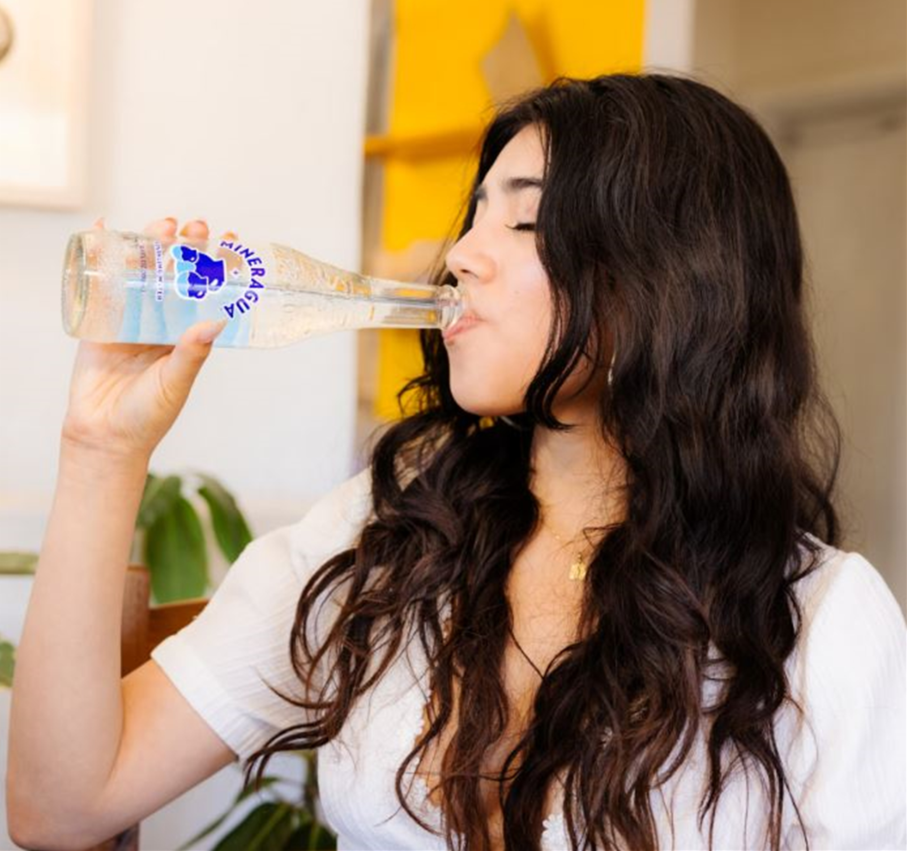 물마시는 여자 사진