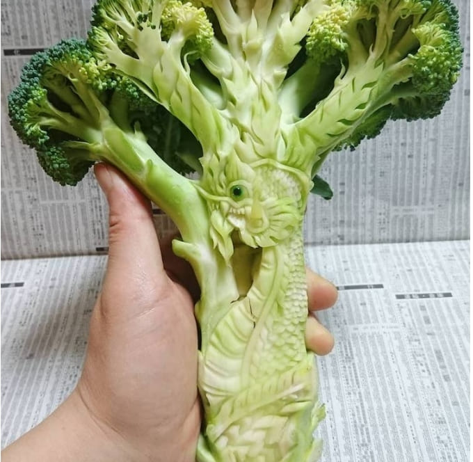 브로콜리 줄기로 뛰어오르는 생선을 조각하다