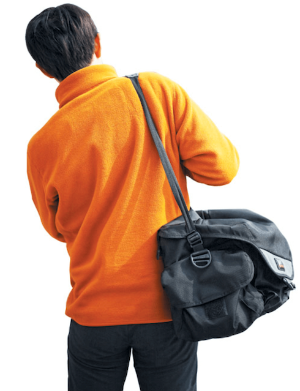 한쪽어깨로-가발을-메는-사람