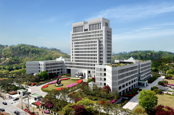 지난달 17일 대법원 2부는 분쟁 중인 동료 교수에게 보복성 문자를 보내 협박한 혐의를 받는 대학교수 A씨에게 징역형 집행유예를 선고한 원심을 깨고 사건을 대전고법으로 돌려보냈다. 사진은 대법원 전경. [사진=대법원 홈페이지]
