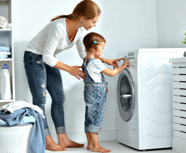 세탁기-사용하는-모습