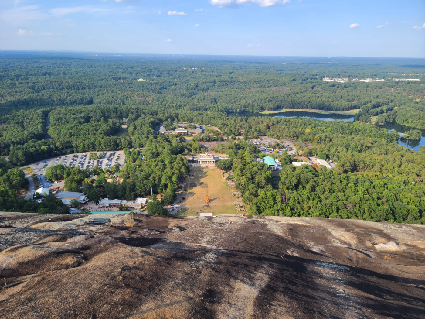 스톤마운틴 위에 올라가서 아래를 바라보는 모습이다.