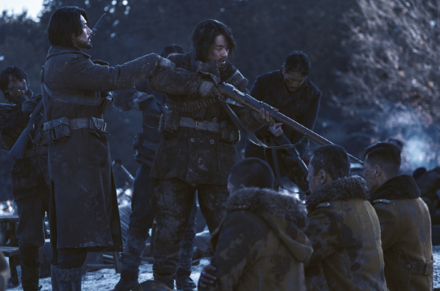 영화 하얼빈 전쟁포로석방에 관해 반대하는 독립군과 이를 말리는 안중근