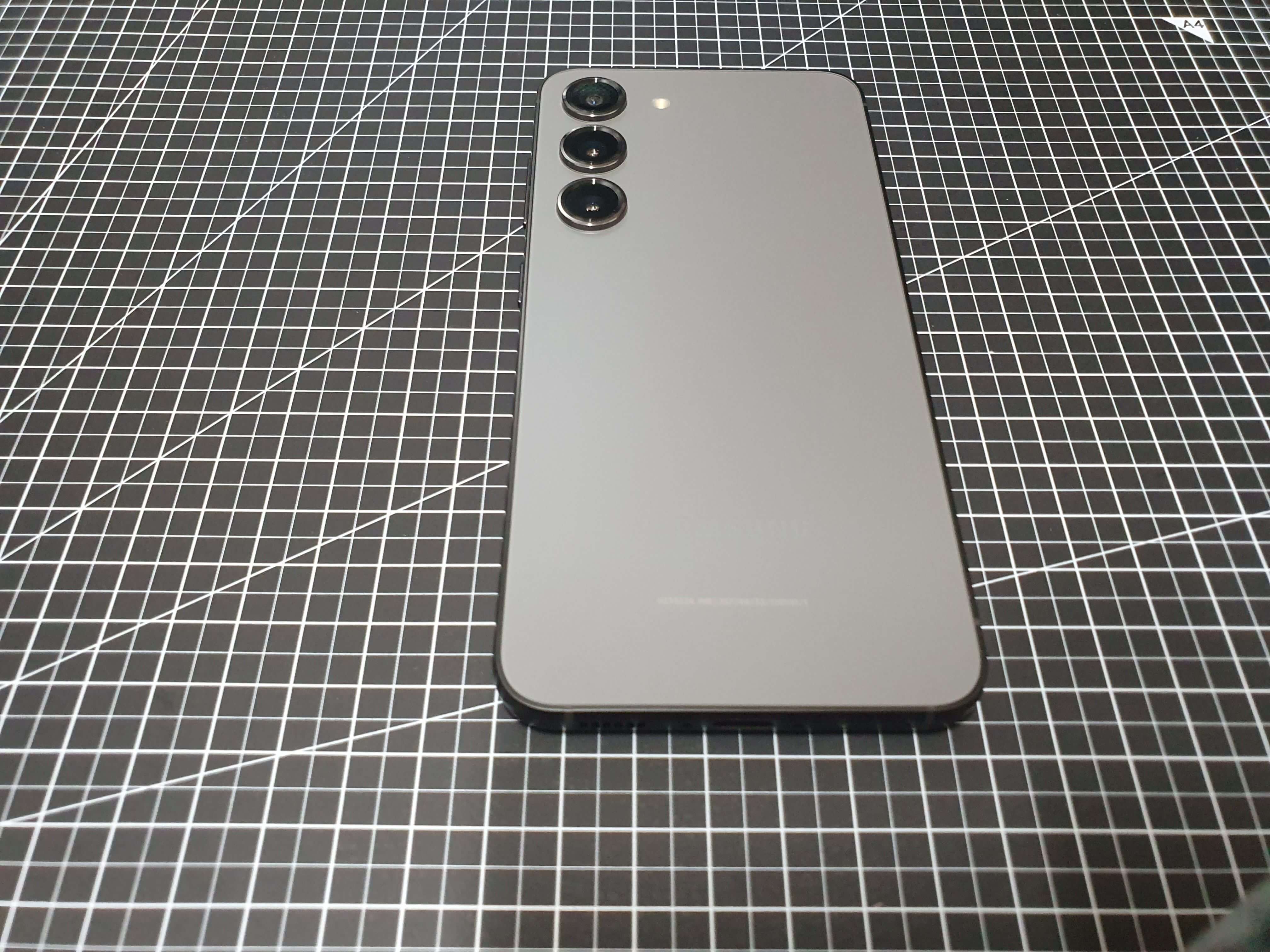 갤럭시 S23 그라파이트 뒷면