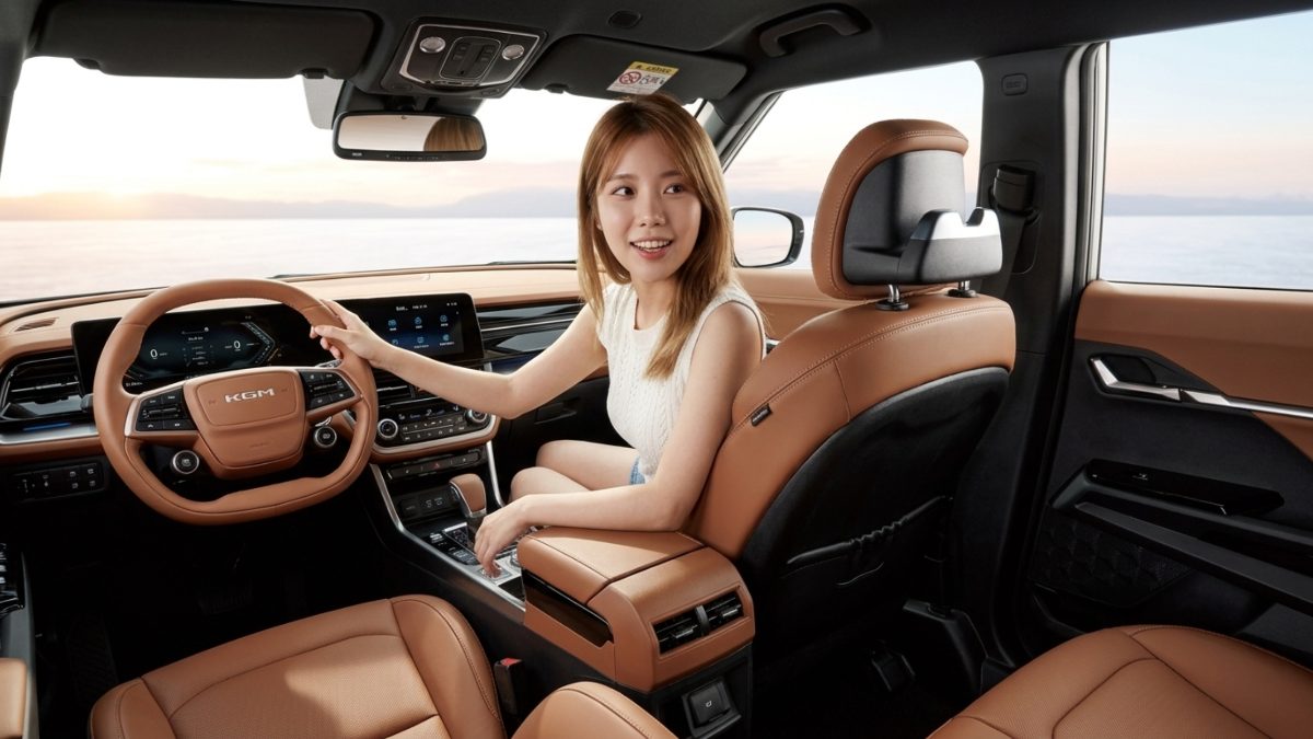 2027 KGM 뉴 토레스 브라운 익스클루시브 실내 콕핏 뷰