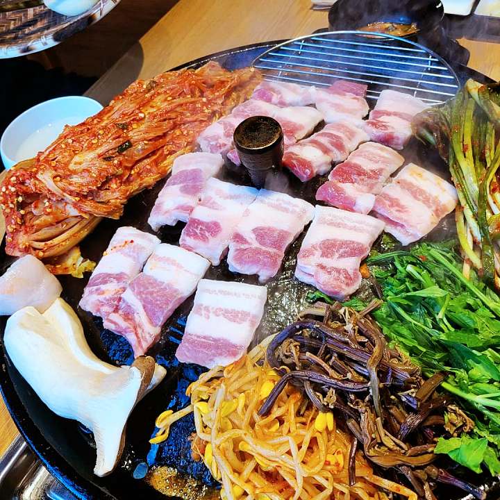 토요일은 밥이좋아 시흥 은행동 호수공원 볏짚 발효 숙성 삼겹살 맛집 전라도 김치 묵은지 목살 항정살 숙성고기 현지인 추천 토밥 좋아 방송정보