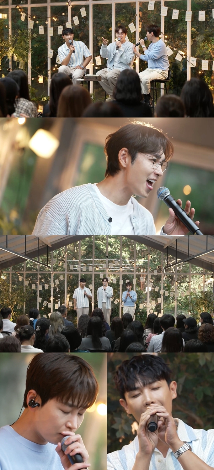 플레이리스트 109 특별 청음회 무대에서 이석훈 이준 딘딘이 관객 앞에서 노래하는 모습