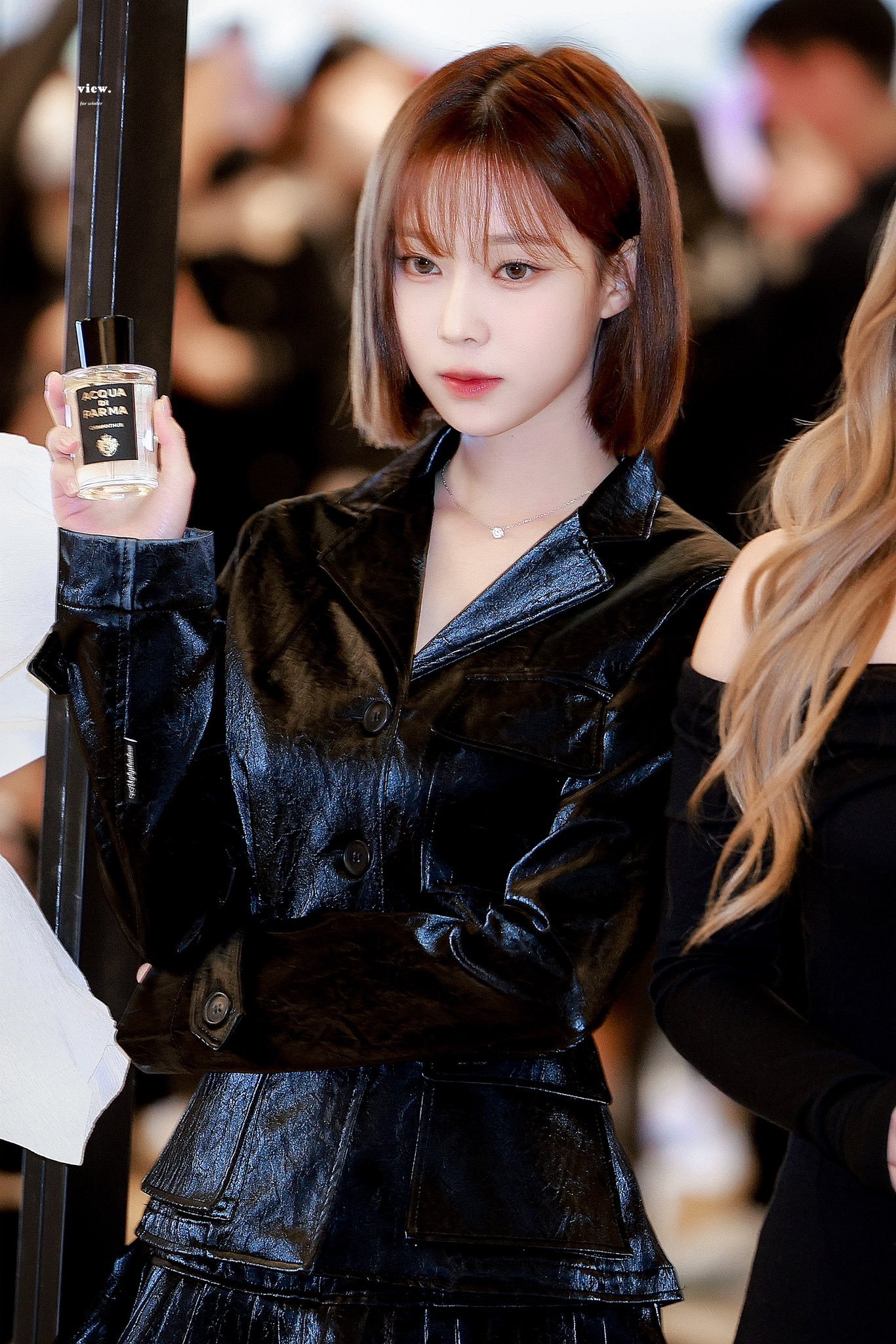 향수를 들고 있는 에스파 윈터
