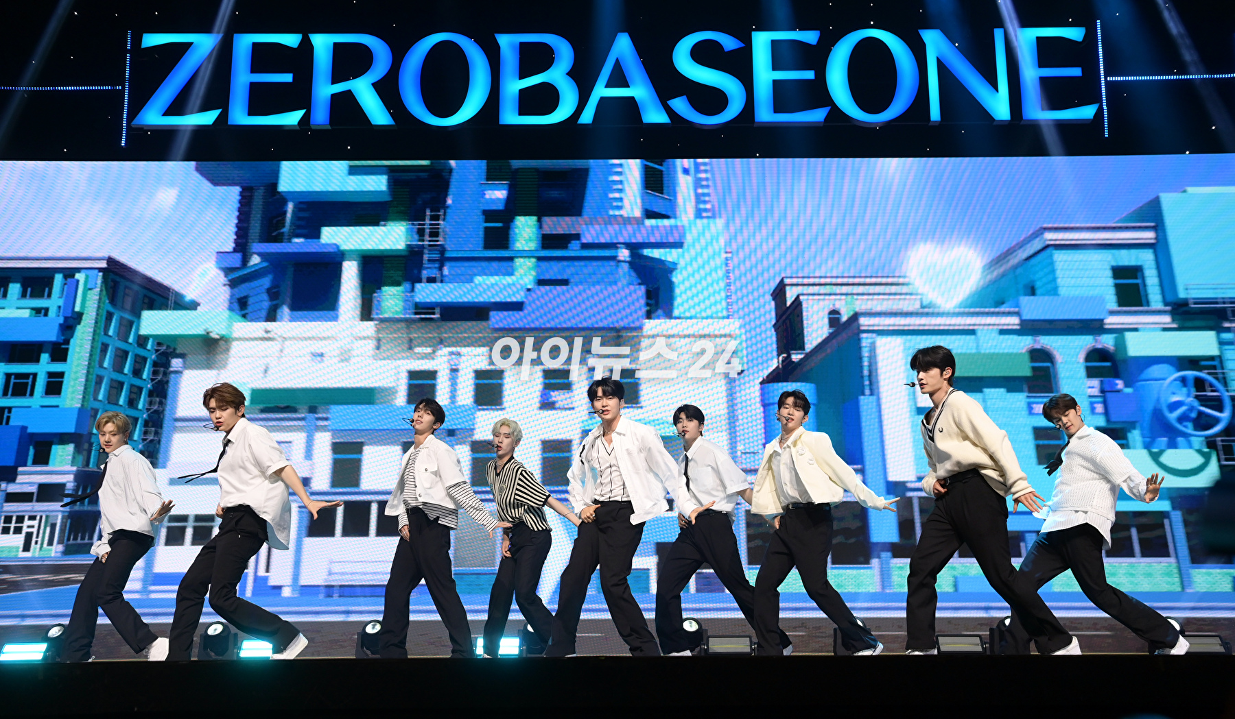 그룹 제로베이스원이 10일 오후 서울 광진구 광장동 예스24라이브홀에서 열린 제로베이스원(ZEROBASEONE) 데뷔 쇼케이스에 멋진 무대를 선보이고 있다. [사진=정소희 기자]
