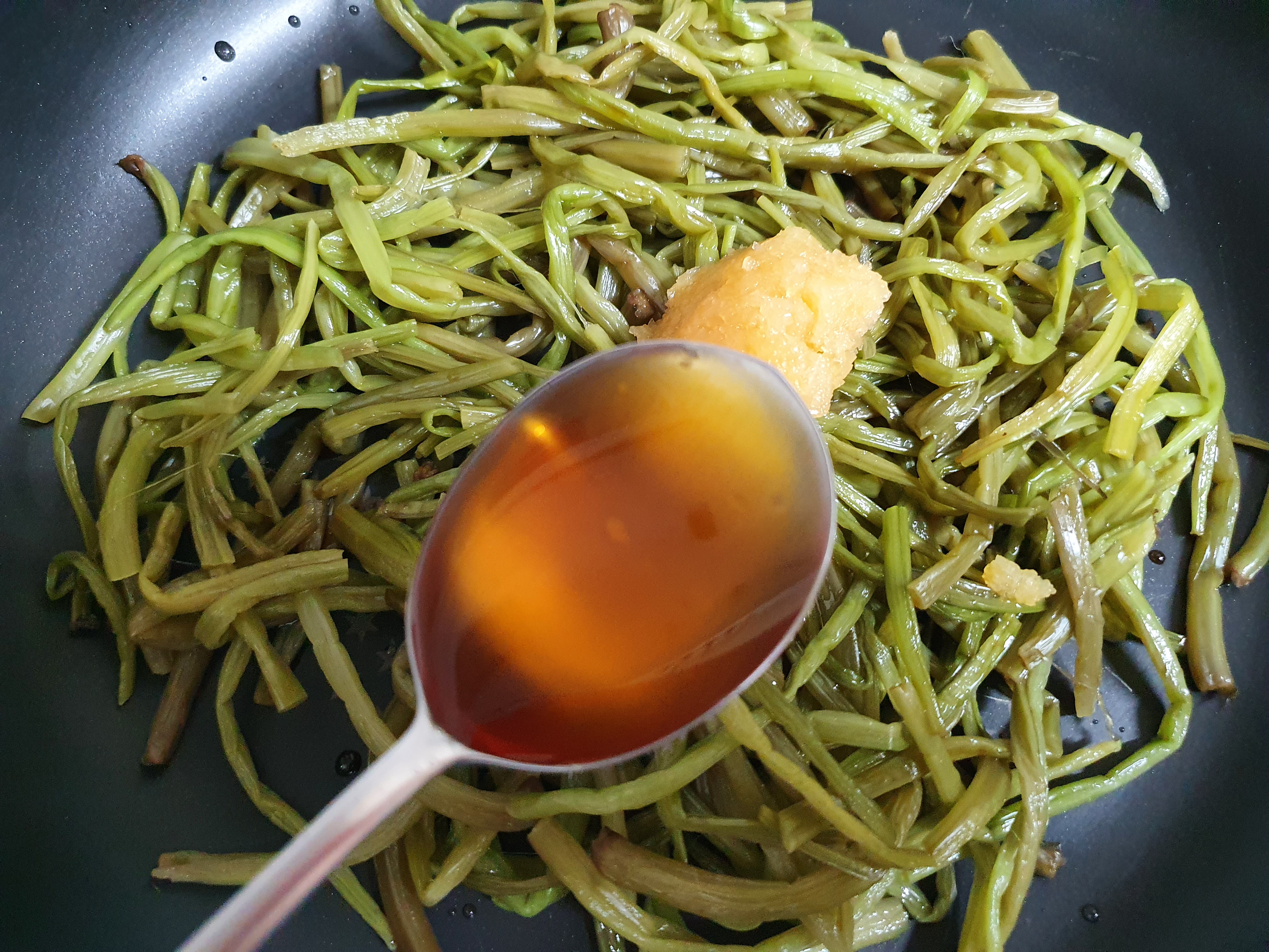 고구마순 볶음&amp;#44; 부드럽게 볶는법 고구마순 손질법