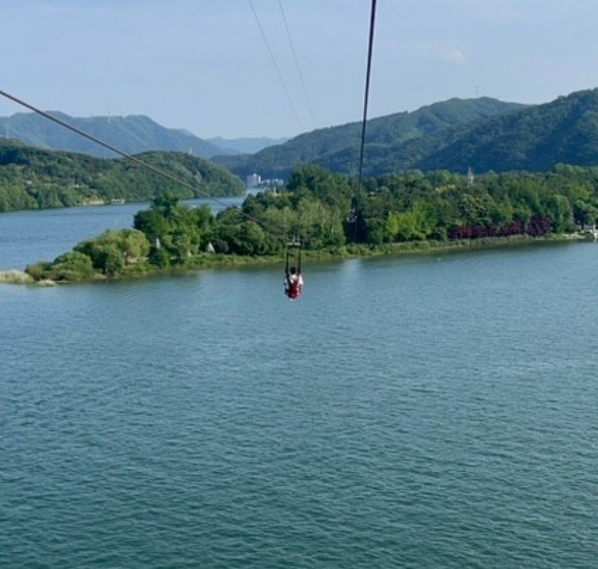 남이섬 짚와이어 타는 모습