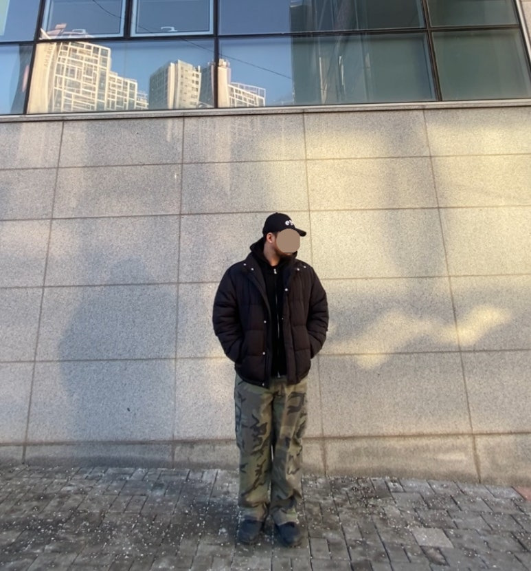 데일리룩('26.1.21.)오와이 빈티지 레터링 볼캡, 무신사스탠다드 보아 후드티, 바스틱 점퍼 숏패딩, 플루크 밀리터리 카모 와이드 카고 팬츠, 뉴발란스 410V5 트레일 올블랙