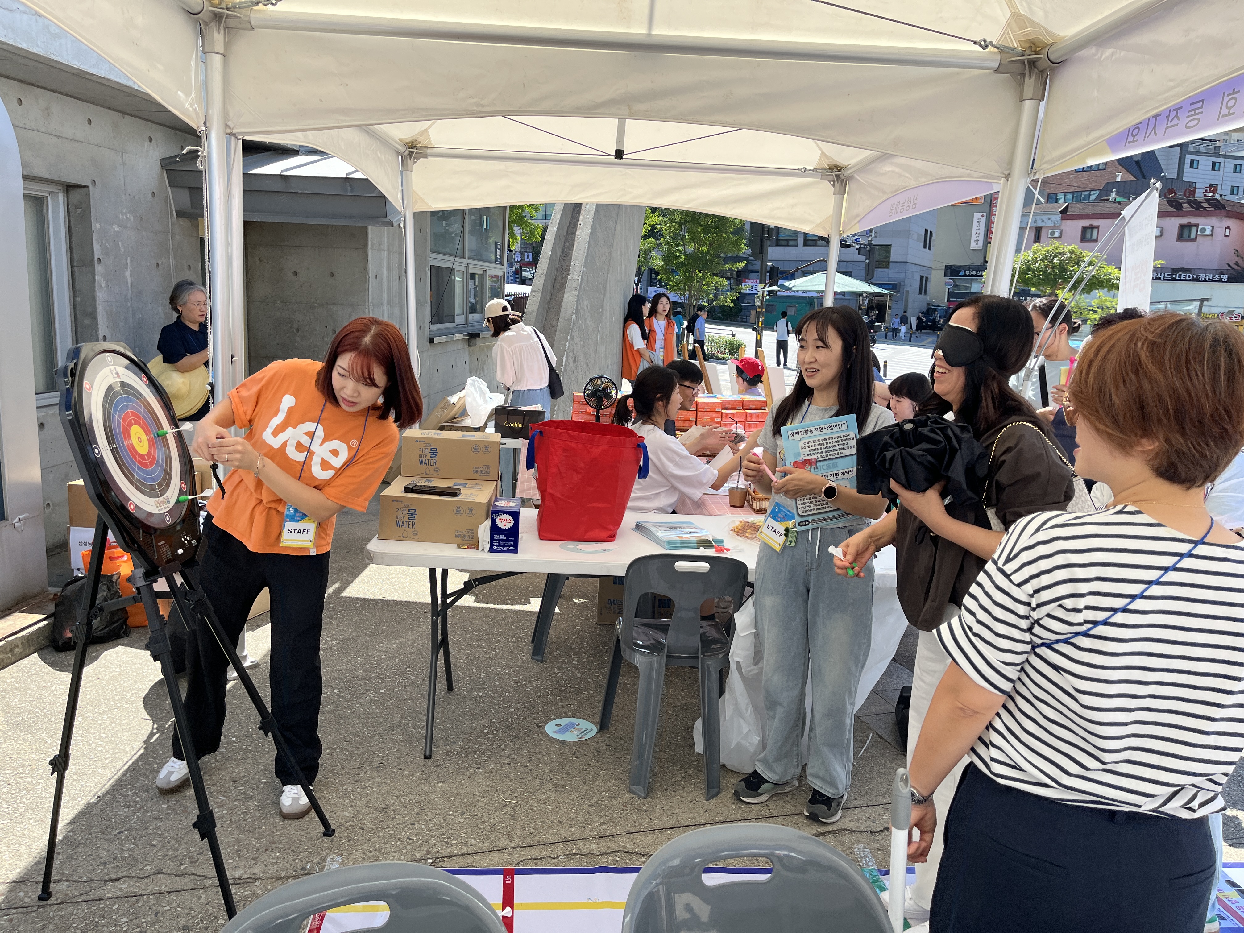 이미지설명: 한궁을 체험하는 모습