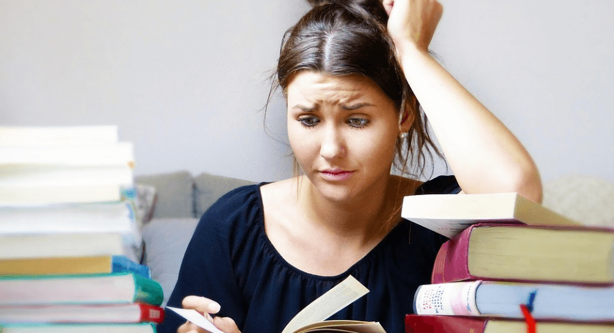 공부로 스트레스를 받고 있는 소녀