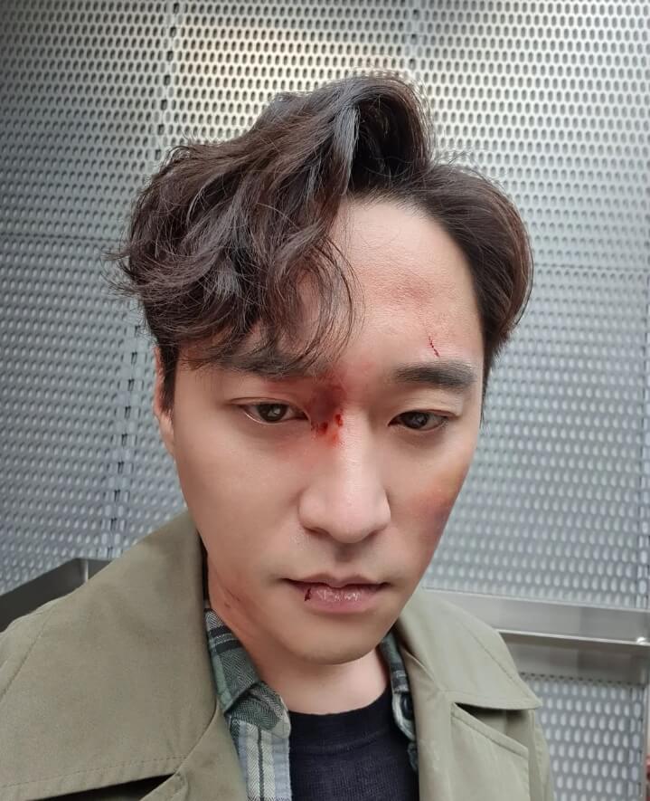 카키자켓을입고있는-남성의모습