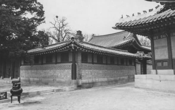 창덕궁 선정전 외행각 전경 &mdash; 조선 궁궐 유일의 청기와 건물, 광해군 시대의 흔적을 간직한 창덕궁 선정전 동&middot;북쪽 외행각