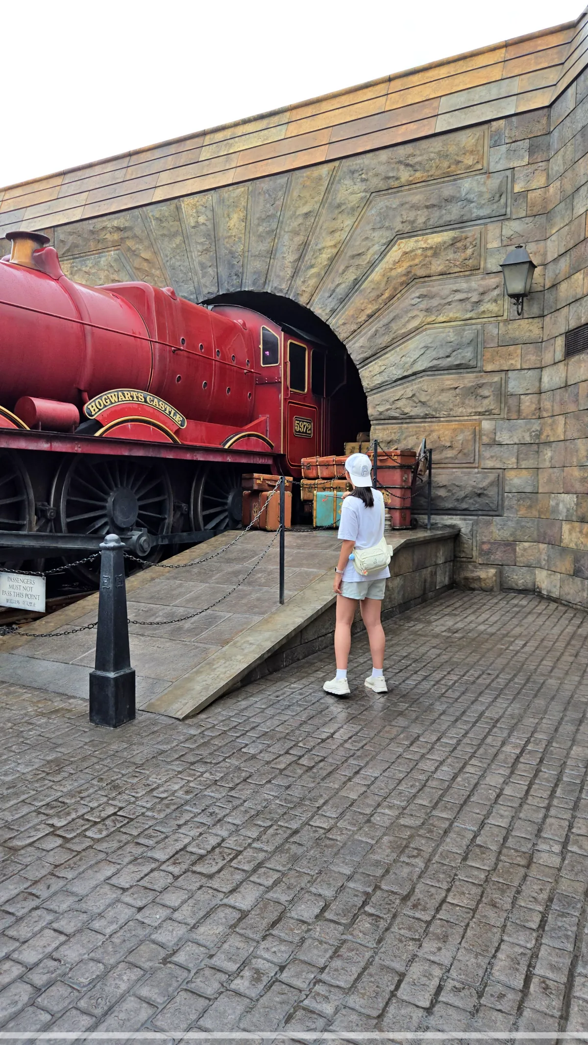 유니버설-스튜디오-재팬-해리포터존-기차앞-마법쓰는-딸