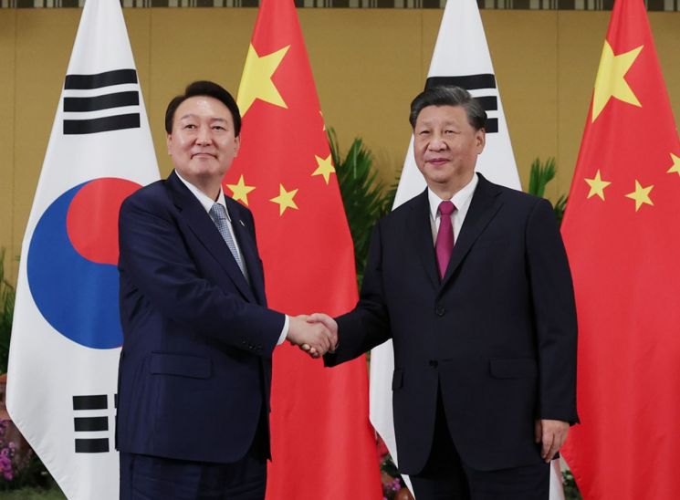 2022년 11월 윤석열 대통령과 시진핑 중국 국가주석이 인도네시아 발리에서 열린 한중 정상회담에서 악수하고 있다.