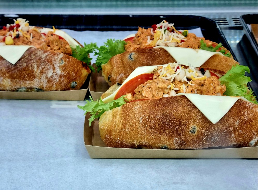 팔방미인 파주 문지리 535 카페 매력 포인트: 드넓은 논밭 뷰와 초록을 담은 실내 식물원 