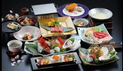 음식들이 작은 접시위에 올려져 있다.