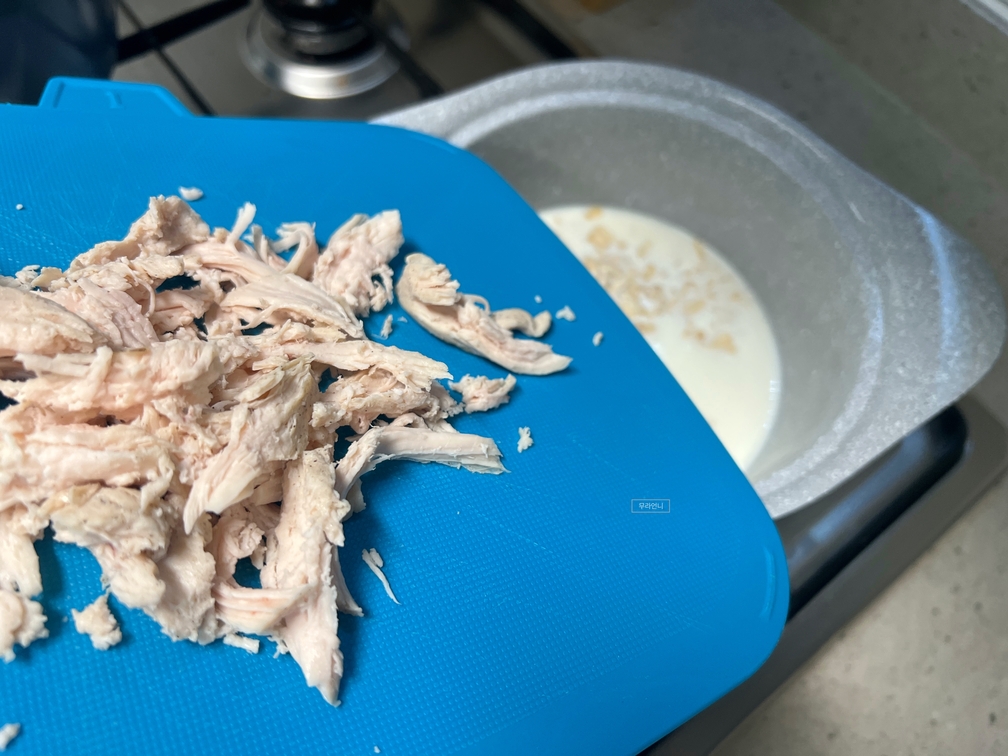 잘게 찢은 닭가슴살도 넣어서 끓일 거예요