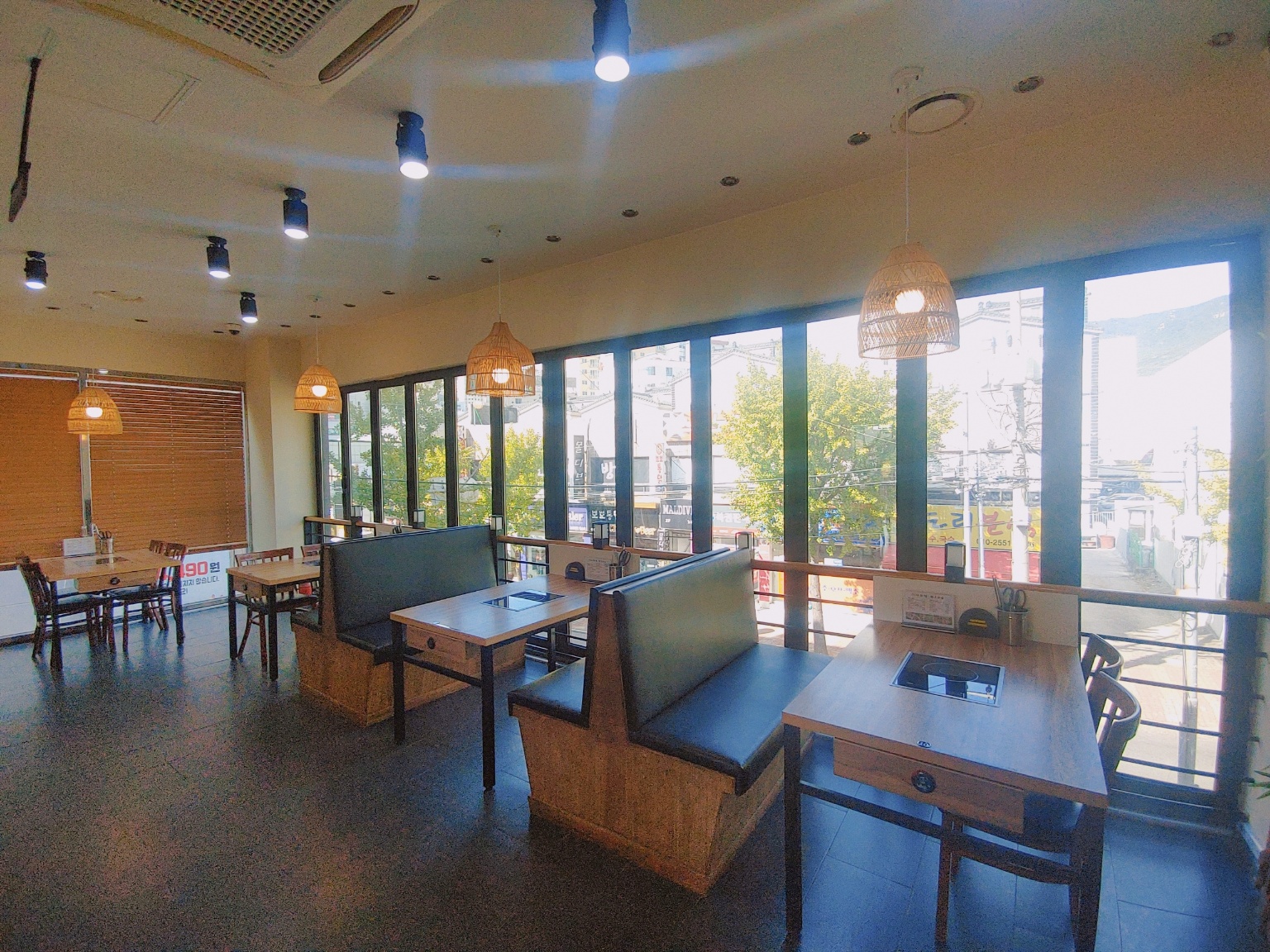 샤브당 2층 창가쪽 자리