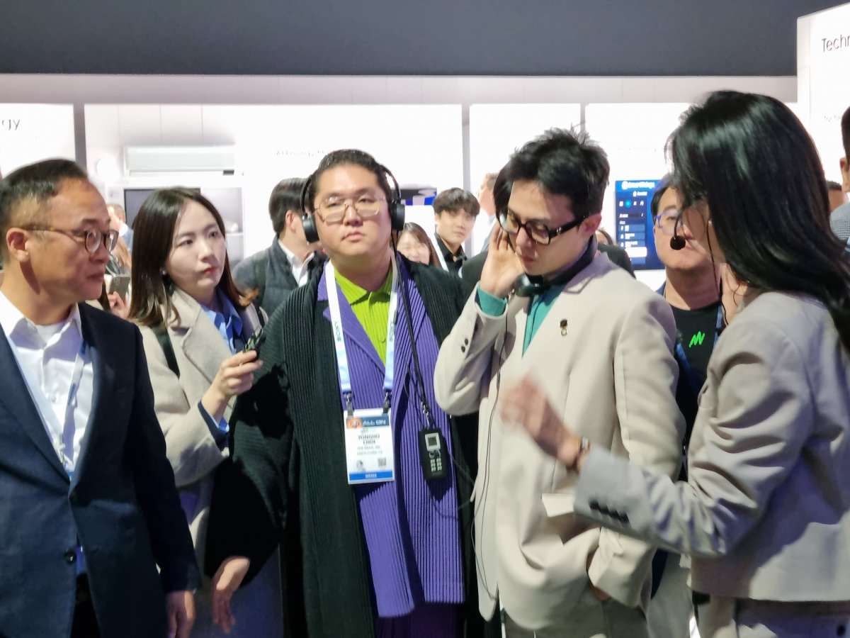 가수 지드래곤이 CES 2024에 참석했다