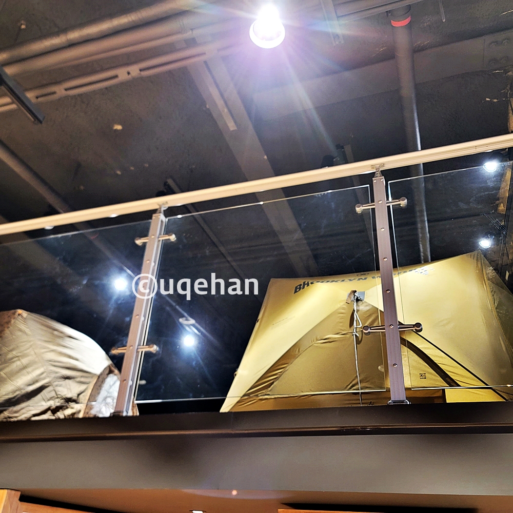 모씨 카페 3층에 또 복층이 구성되어 텐트가 진열되어 있다.