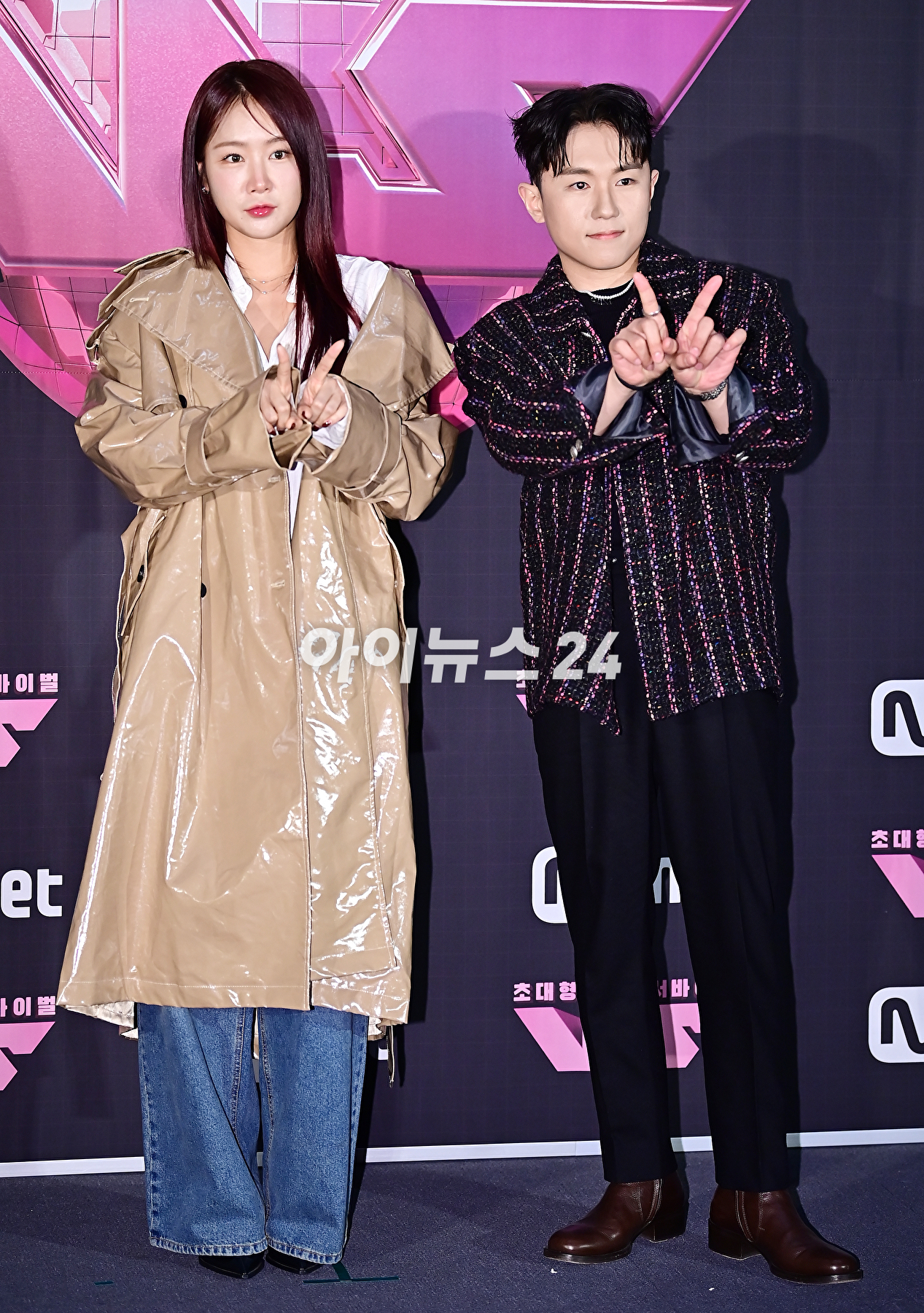 가수 소유와 임한별이 22일 오후 서울 강남 CGV 청담씨네씨티에서 열린 Mnet '초대형 노래방 서바이벌(브이에스)'신곡 음원 쇼케이스에서 포토타임을 갖고 있다. [사진=곽영래 기자]