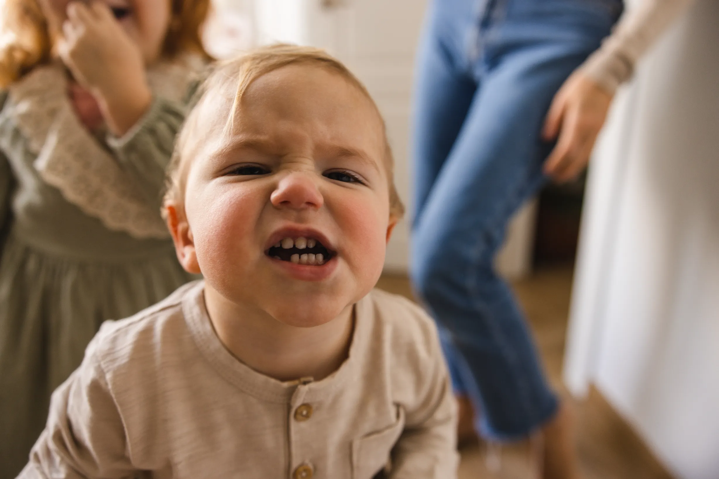 &lt;a href=&quot;https://kr.freepik.com/free-photo/funny-little-fairskinned-blond-boy-12-years-old-jacket-grimaces-camera-against-background-his-sister-mother-room-fun-concept-with-family_26607419.htm#fromView=search&amp;page=1&amp;position=43&amp;uuid=fb2fc791-7d22-4253-a547-1458295ed59a&quot;&gt;작가 lookstudio 출처 Freepik&lt;/a&gt;