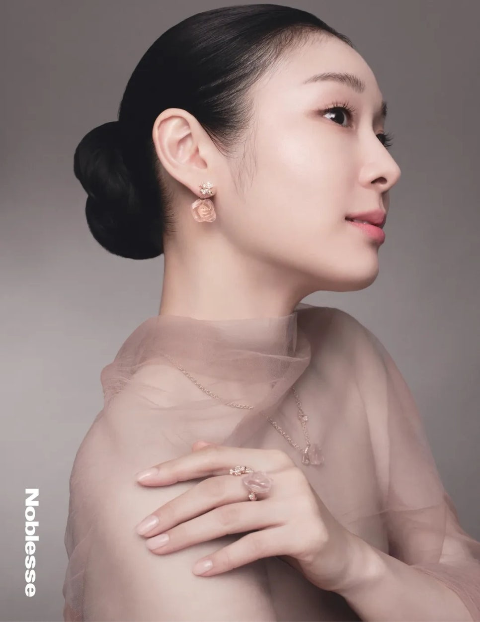 오간자 드레스를 입고 디올 주얼리를 착용한 김연아 패션 화보