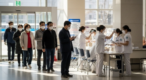 병원 입구에서 체온 측정을 받는 시민들 모습