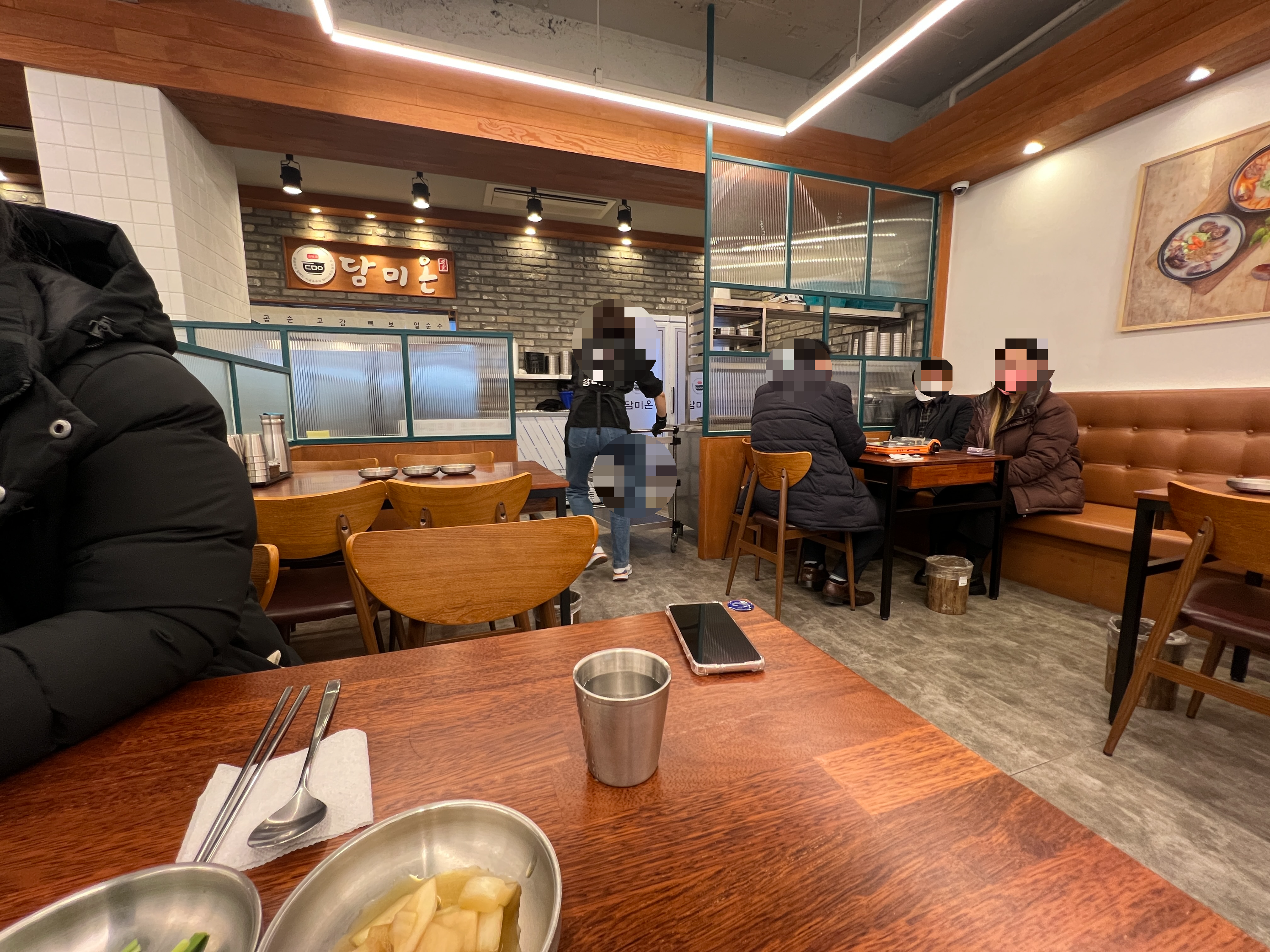 입식 테이블이 세팅된 담미온 교대점 내부 전경
