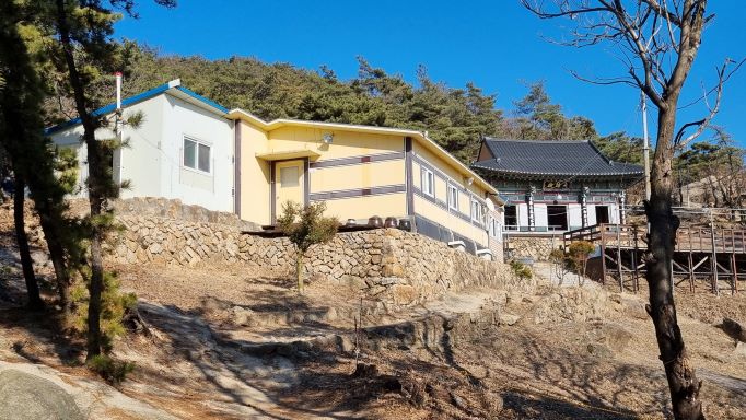 소림사, 요사채, 대웅전, 푸른하늘, 요사채 앞 장독들, 대웅전 앞에는 데크전망대,