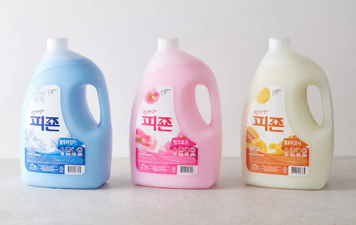 알칼리성 액세 세탁세제인 시제품의 모습 3개가 색깔별로 있다.