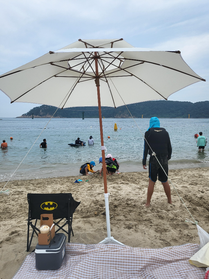 일산해수욕장 파라솔 설치 모습